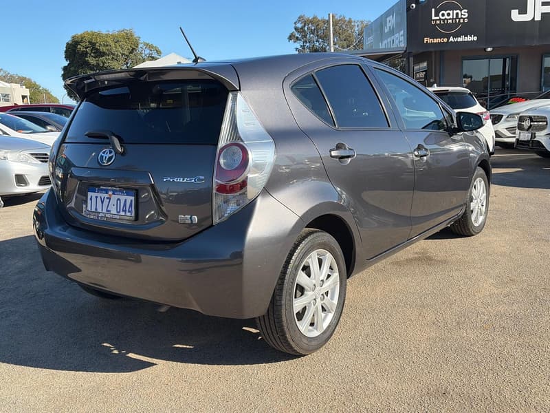2013 Toyota Prius HYBRID NHP10R photo 4
