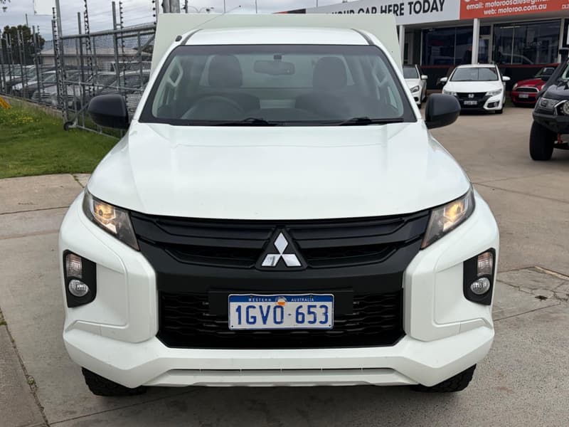 2019 Mitsubishi Triton GLX MR 4X4 photo 2