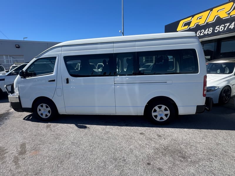 2018 Toyota HIACE COMMUTER photo 2