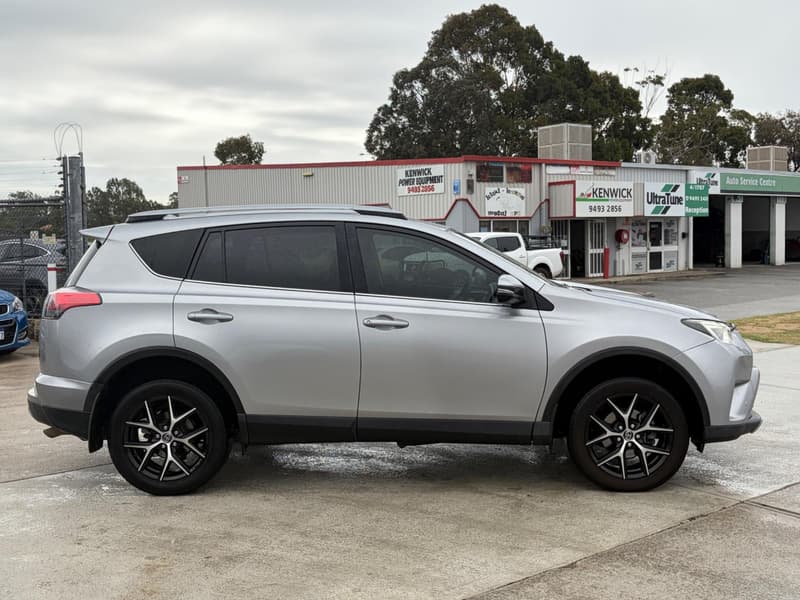 2018 Toyota RAV4 GXL ASA44R photo 4