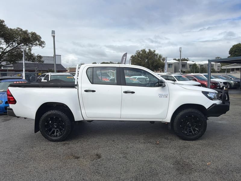 2018 Toyota Hilux SR GUN126R 4X4 photo 3