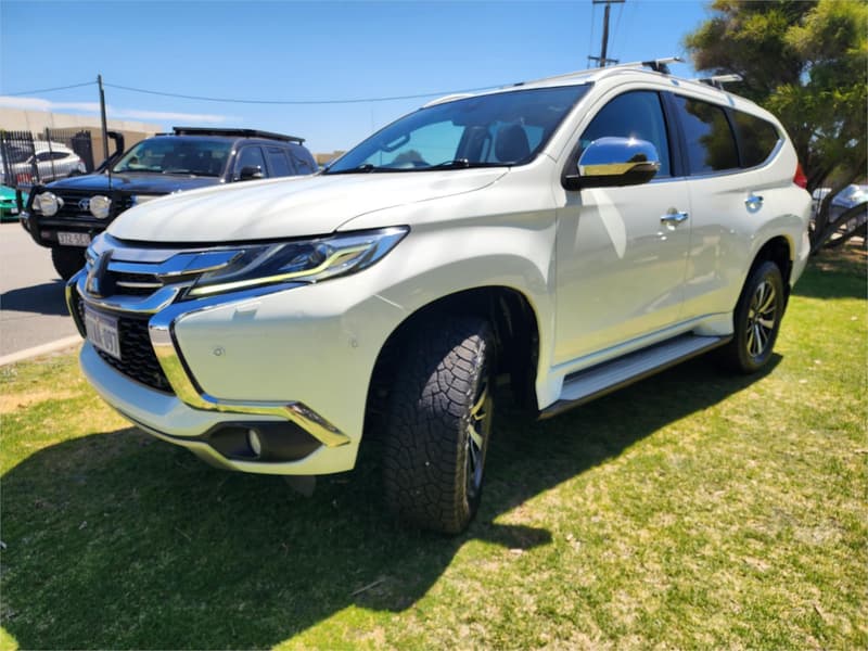 2016 Mitsubishi Pajero Sport Exceed QE photo 3