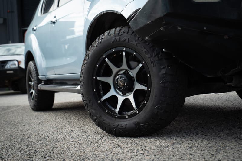 2015 Isuzu MU-X LS-T photo 2