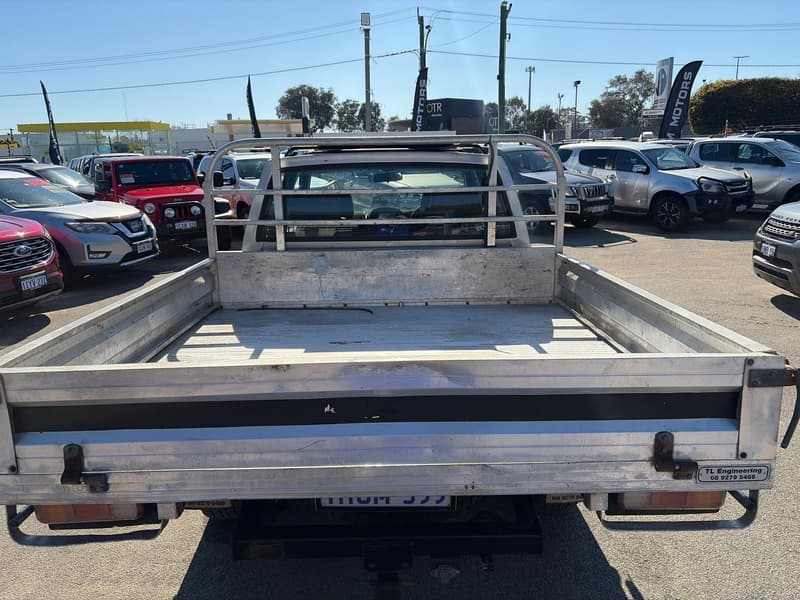 2004 Nissan Navara ST-R photo 5
