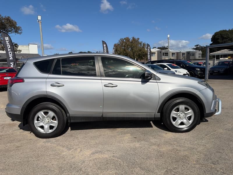 2018 Toyota RAV4 GX ZSA42R photo 3