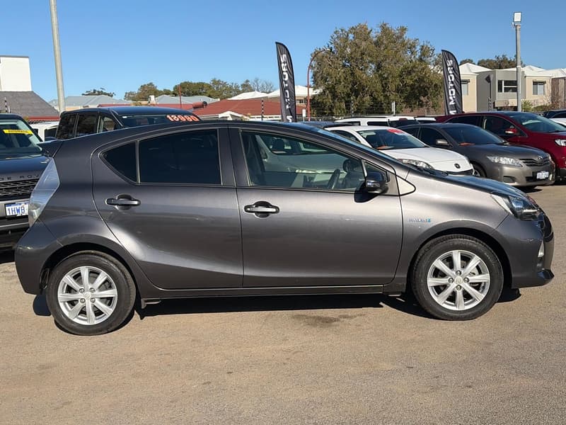 2013 Toyota Prius HYBRID NHP10R photo 3