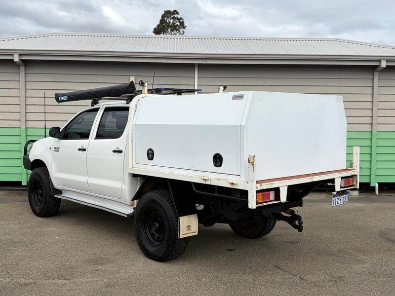 2005 Toyota Hilux SR KUN26R 4X4 photo 5