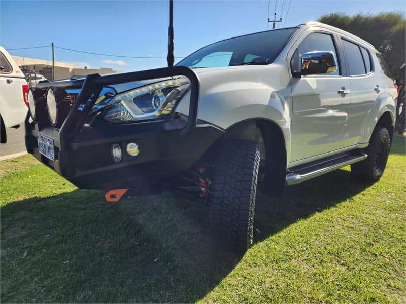 2017 Isuzu MU-X LS-T photo 4