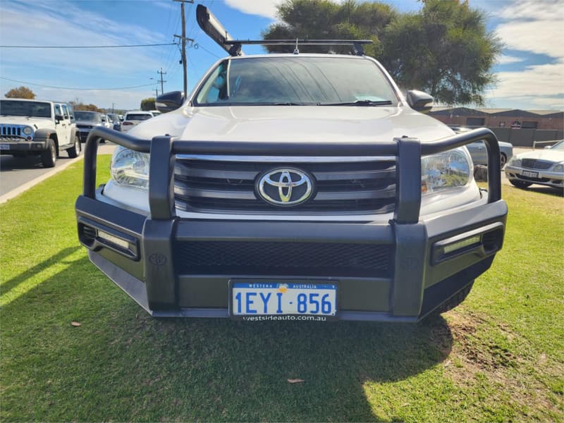 2015 Toyota Hilux SR GUN126R 4X4 photo 2