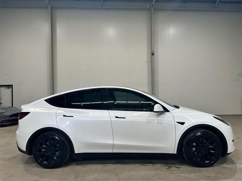 2024 Tesla Model Y Rear-Wheel Drive MY23 photo 4