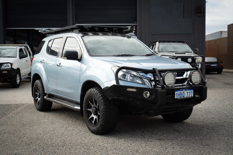 2015 Isuzu MU-X LS-T photo 3