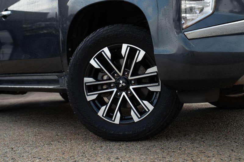 2021 Mitsubishi Pajero Sport GLS QF photo 2