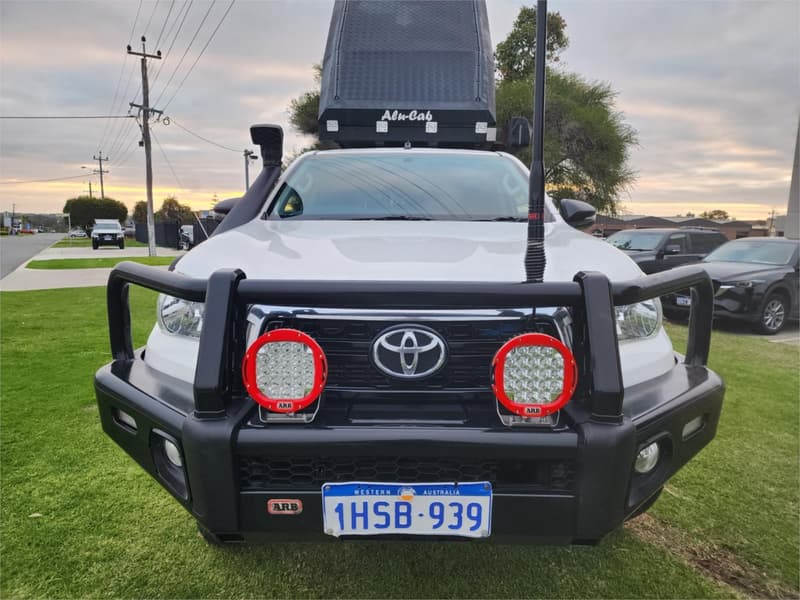 2018 Toyota Hilux SR GUN126R 4X4 photo 3