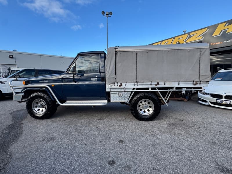1995 Toyota LANDCRUISER (4x4) photo 2