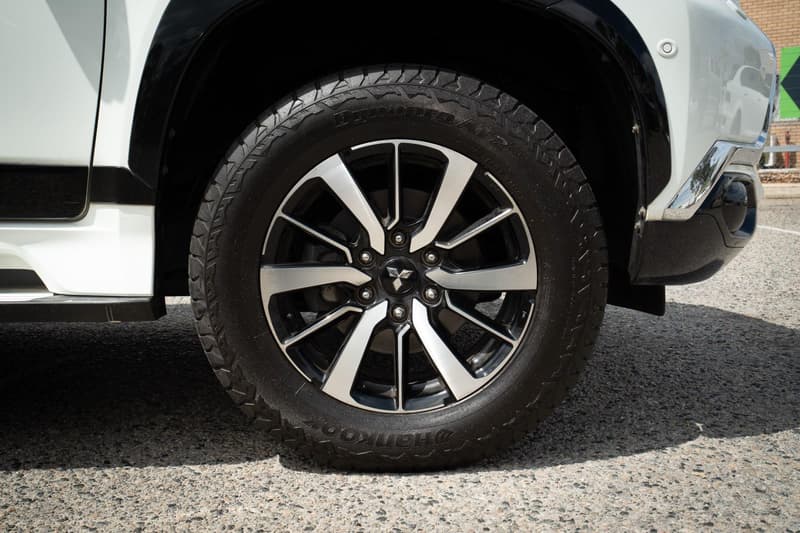 2018 Mitsubishi Pajero Sport Exceed QE photo 2