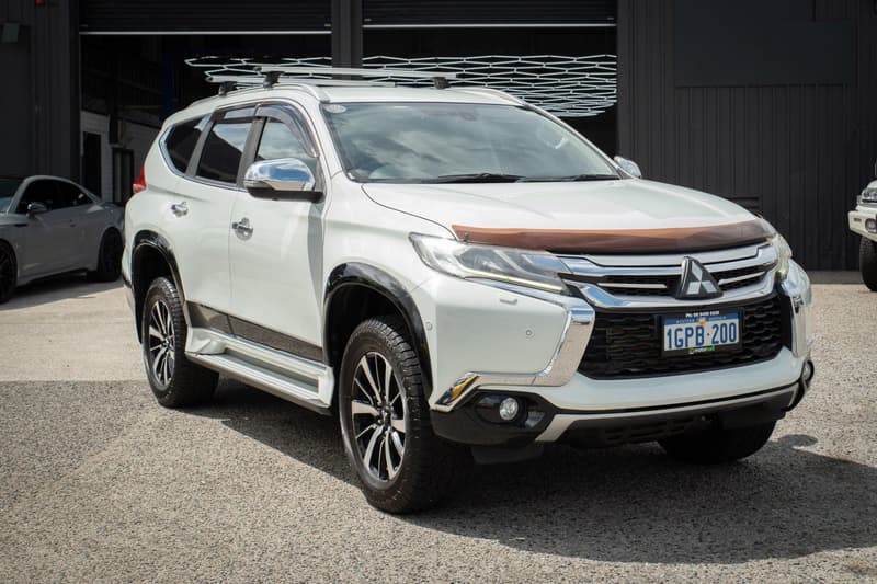 2018 Mitsubishi Pajero Sport Exceed QE photo 3