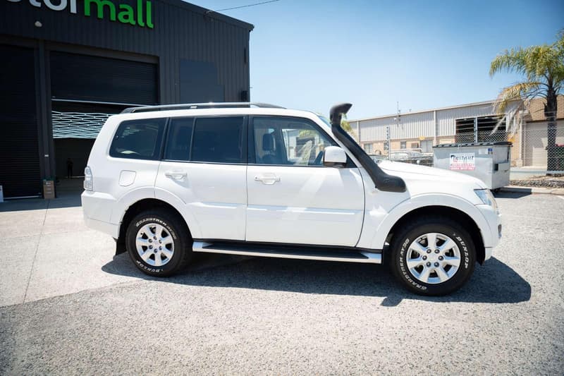 2016 Mitsubishi Pajero GLX NX photo 2