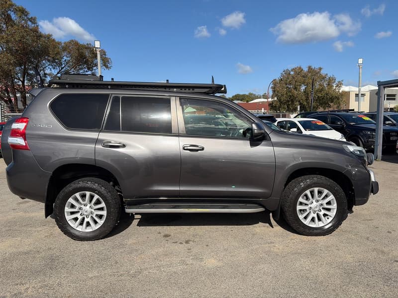 2016 Toyota Landcruiser GX VDJ200R photo 3