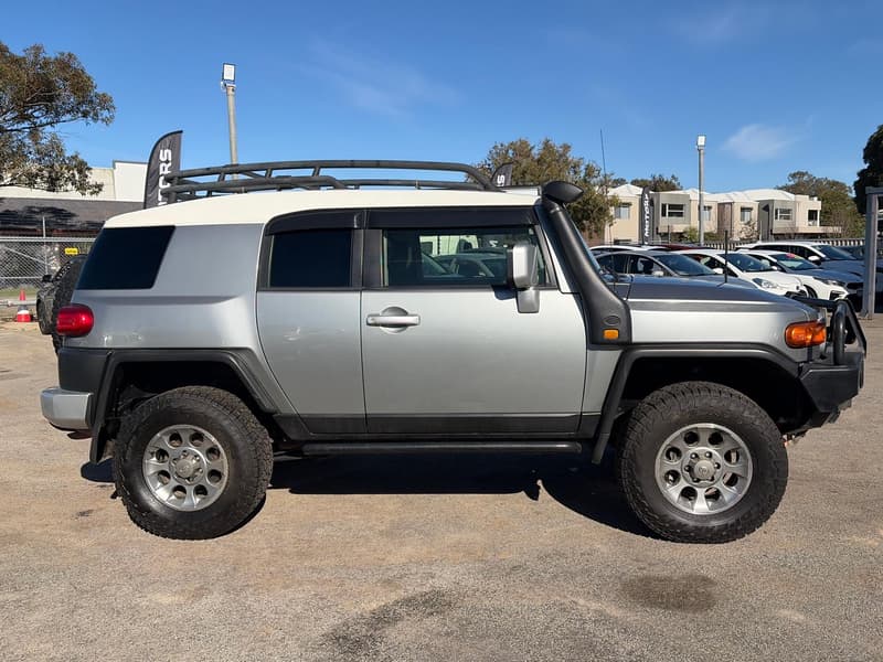 2012 Toyota FJ CRUIUSER photo 3