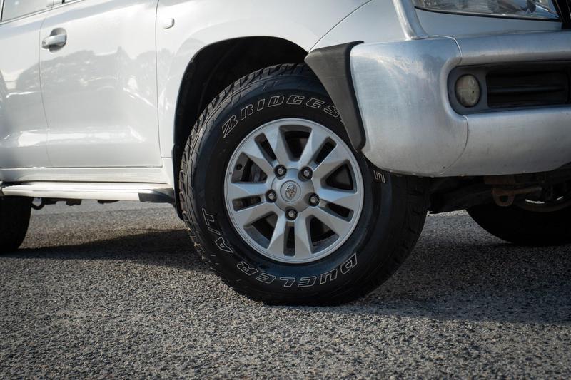 2007 Toyota Landcruiser GXL VDJ200R photo 2