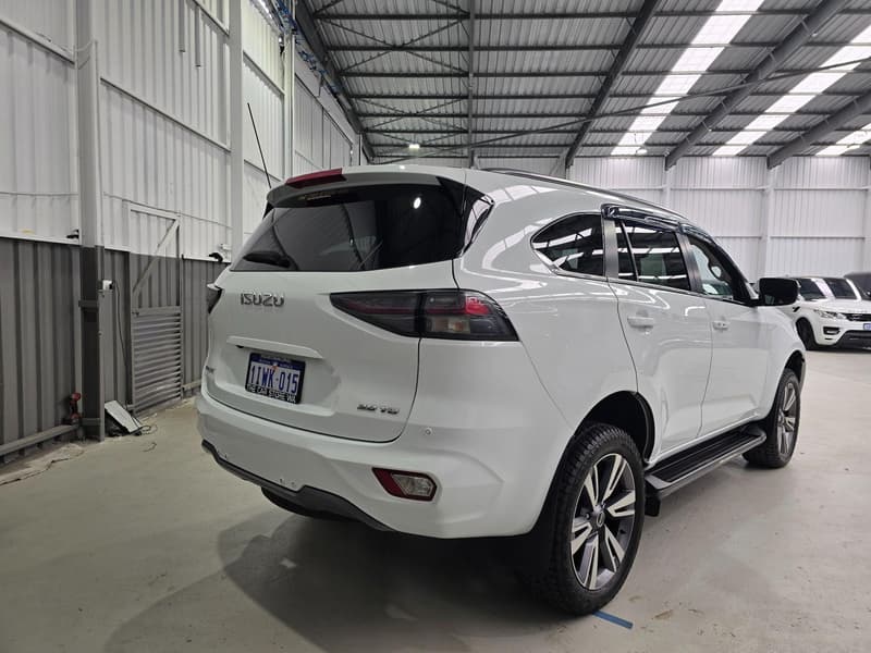 2023 Isuzu MU-X LS-T photo 4