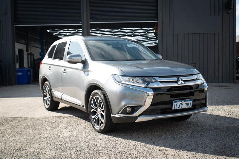 2015 Mitsubishi Outlander LS ZK photo 3