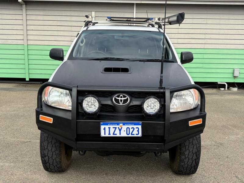 2005 Toyota Hilux SR KUN26R 4X4 photo 2