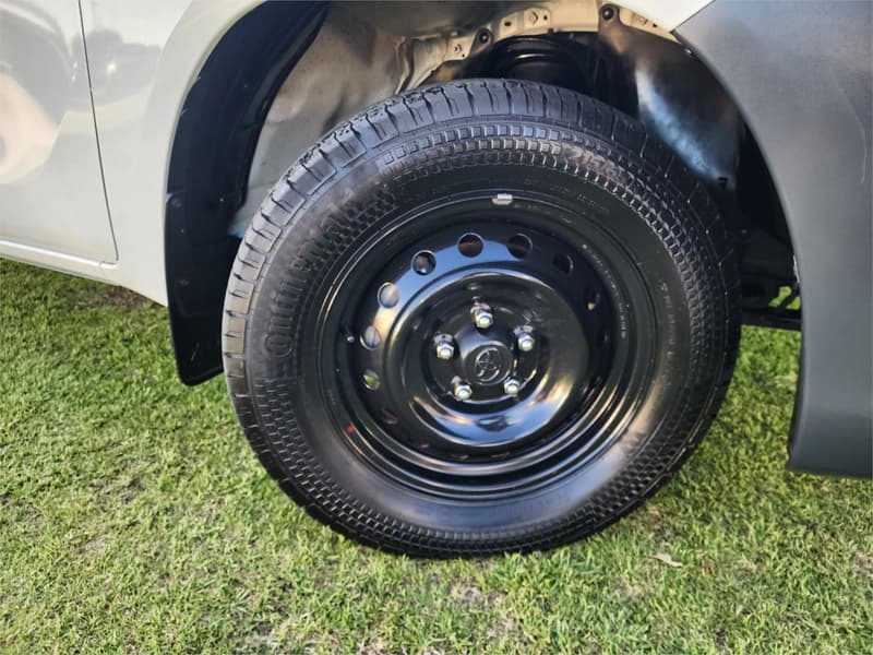 2017 Toyota Hilux WORKMATE GUN122R REAR WHEEL DRIVE photo 3