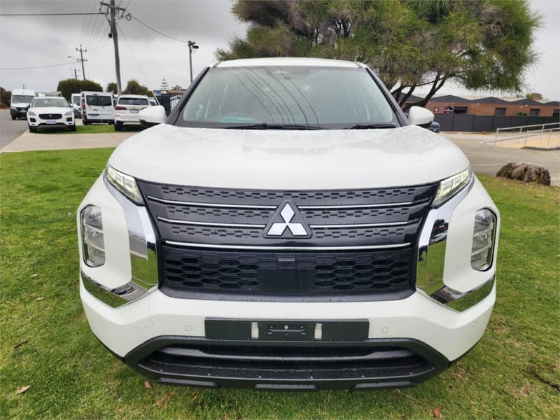 2023 Mitsubishi Outlander ES 5 SEAT (AWD) ZM MY24 photo 3