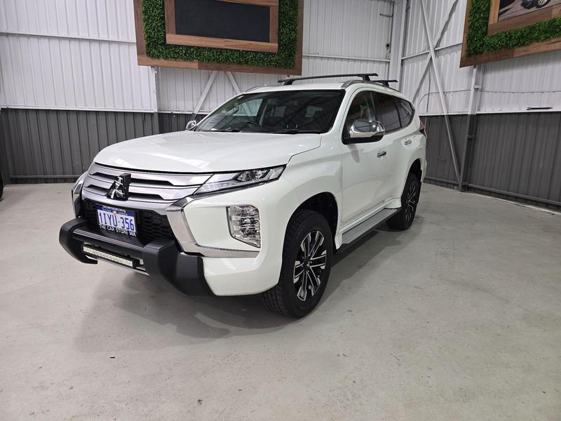 2020 Mitsubishi Pajero Sport GLS QF photo 3