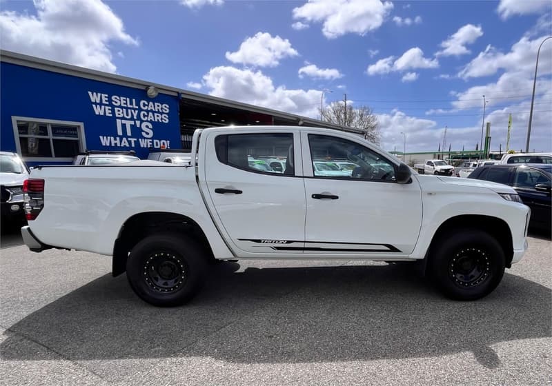 2022 Mitsubishi Triton GLX MR Rear Wheel Drive photo 4
