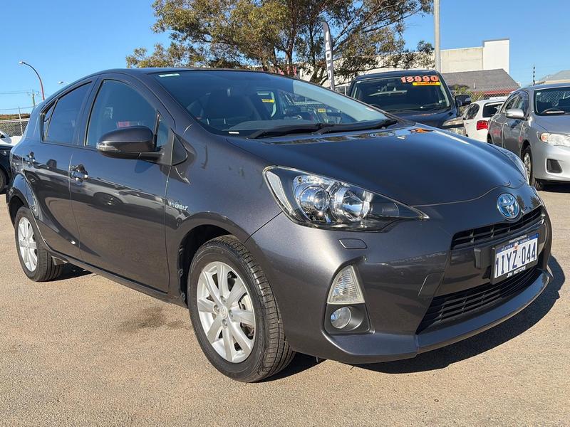 2013 Toyota Prius HYBRID NHP10R photo 2