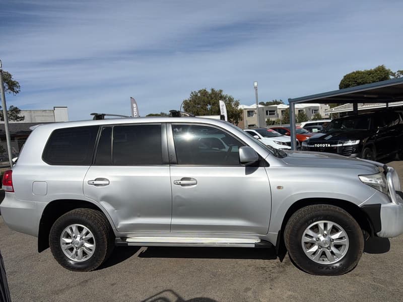 2008 Toyota Landcruiser GXL UZJ200R photo 3