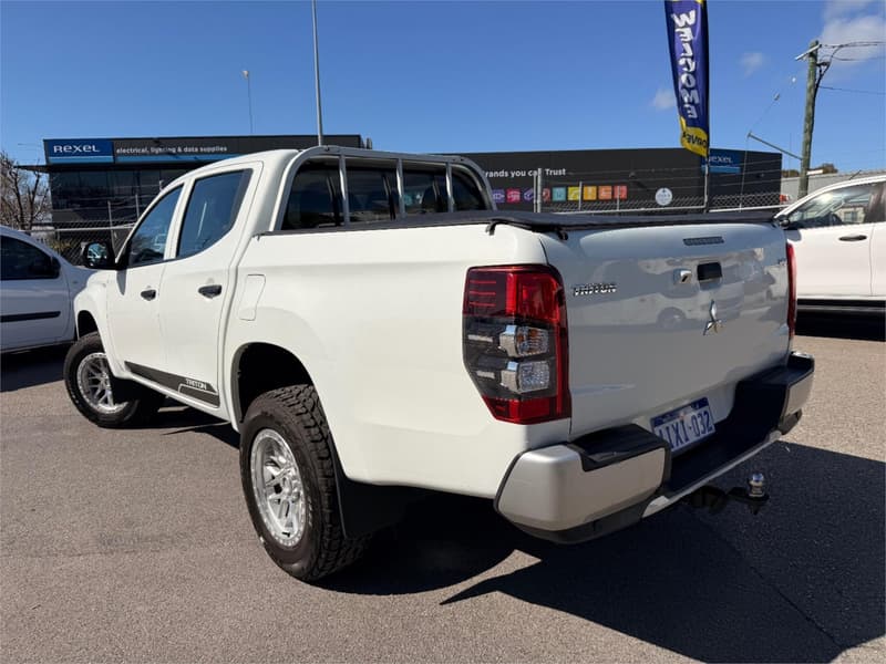 2020 Mitsubishi Triton GLX ADAS MR 4X4 photo 2