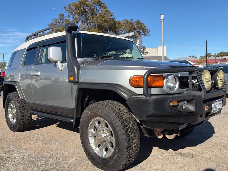 2012 Toyota FJ CRUIUSER photo 2