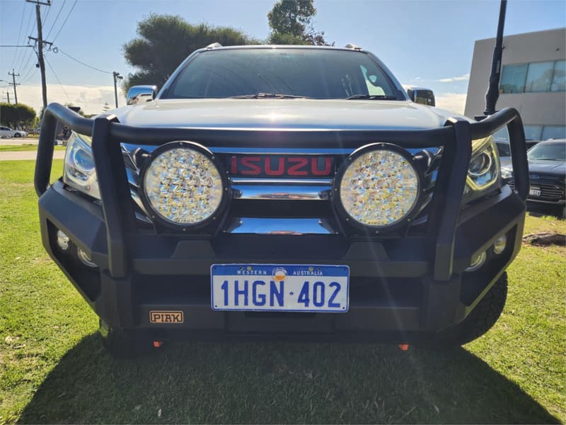 2017 Isuzu MU-X LS-T photo 3