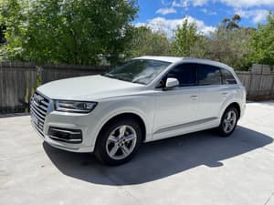 2016 white Audi q7 7seats
