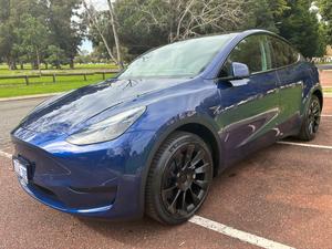 2023 TESLA MODEL Y - Low KM!