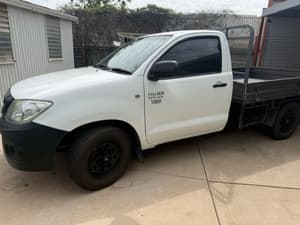 2010 TOYOTA HILUX WORKMATE 5 SP MANUAL C/CHAS