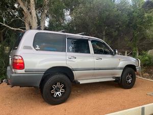 1998 TOYOTA LANDCRUISER GXL (4x4) 4 SP AUTOMATIC 4x4 4D WAGON