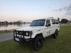 2001 TOYOTA LANDCRUISER (4x4) 11 SEAT 5 SP MANUAL 4x4 TROOPCARRIER