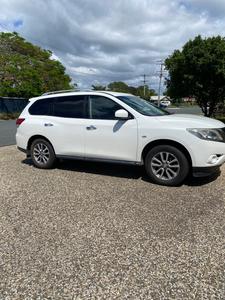 2015 7 seater Nissan Pathfinder 