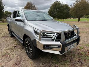 2022 TOYOTA HILUX SR5 (4x4)