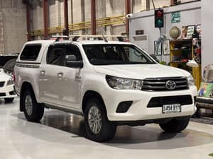 2016 TOYOTA HILUX SR (4x4) with swivel seat 