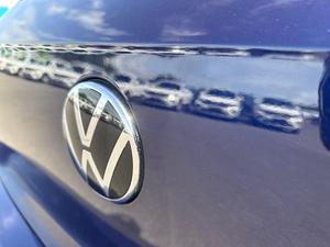 2022 Volkswagen Golf 110TSI R-Line 8