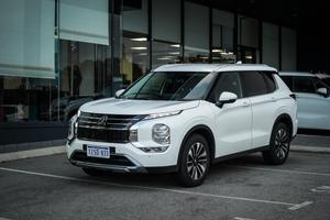 2025 Mitsubishi Outlander LS ZM