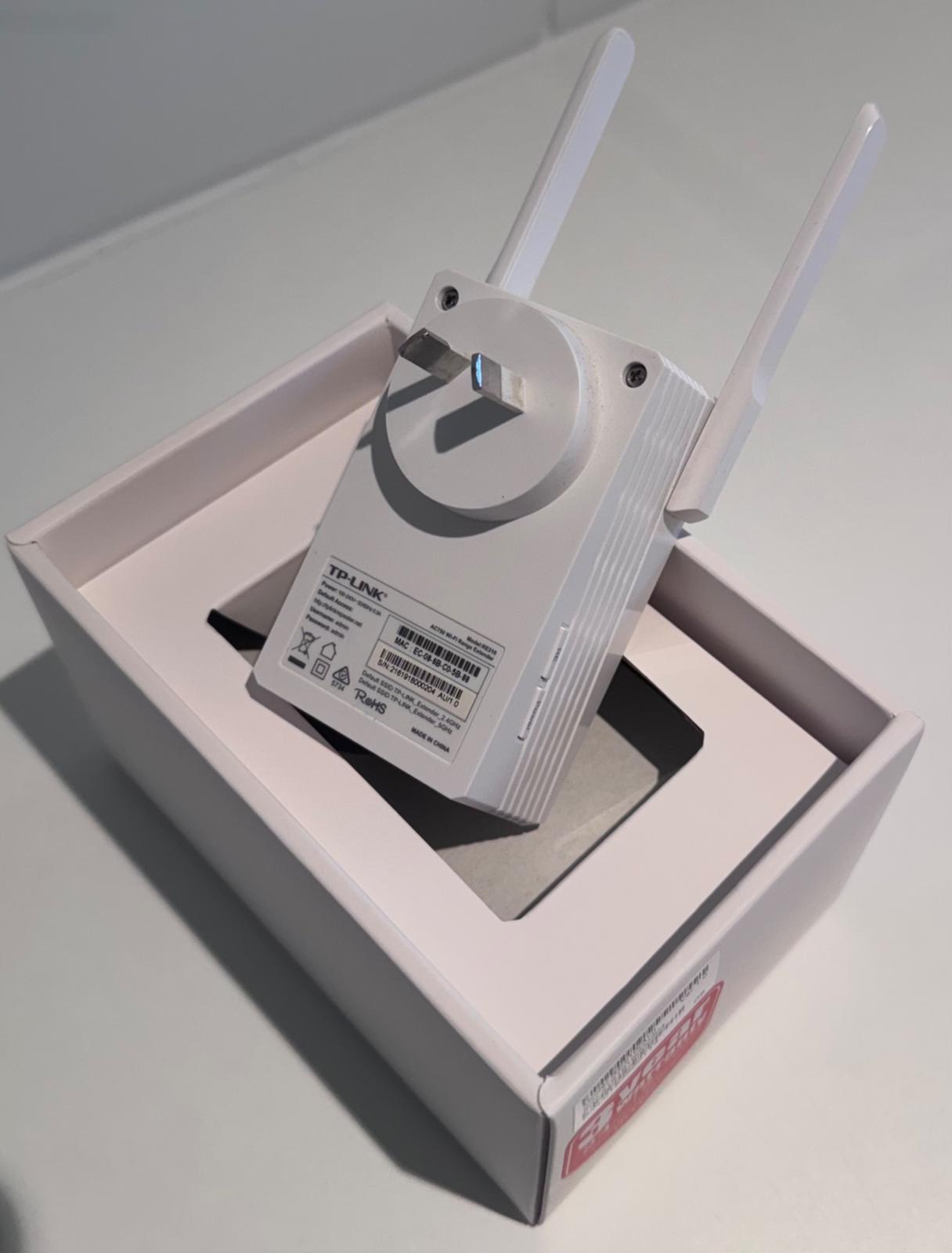 TP-LINK Wi-Fi Range Extender - RE210 image 2