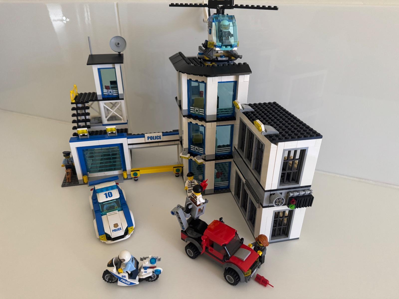 LEGO Police Station (60141) - complete set with original instructions image 3