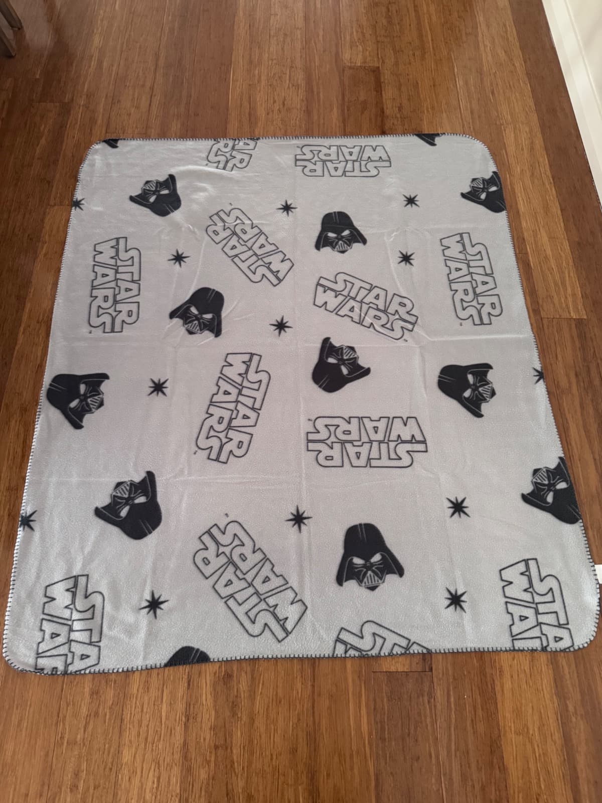 Kids fleece blankets x4 - excellent condition! image 3