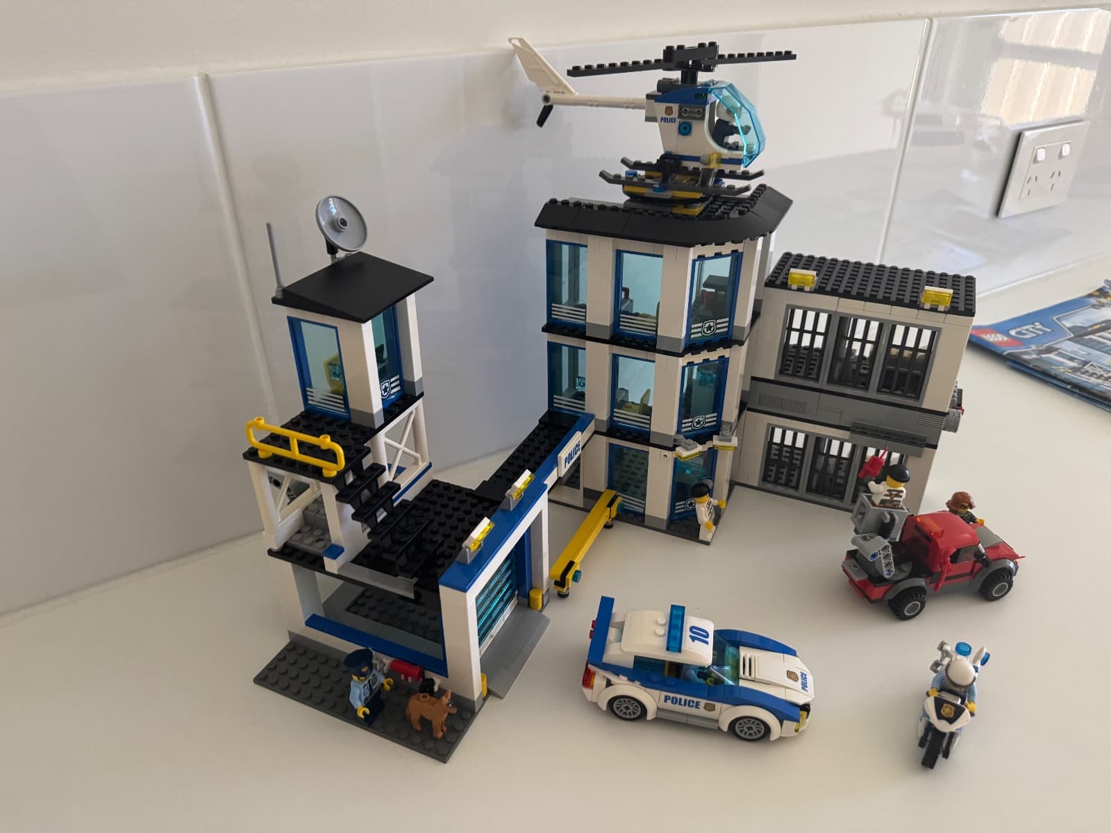 LEGO Police Station (60141) - complete set with original instructions image 2